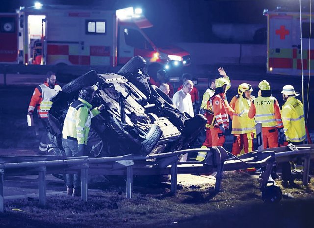Bei der Flucht des Fahrers eines Kleinbusses vor Grenzpolizisten kam es am Wochenende in Bayern zu einem schweren Unfall, bei dem sieben Geflüchtete starben. Der Fahrer ist wegen Mordes angeklagt, Schleusernetzwerke werden für das Unglück verantwortlich gemacht.