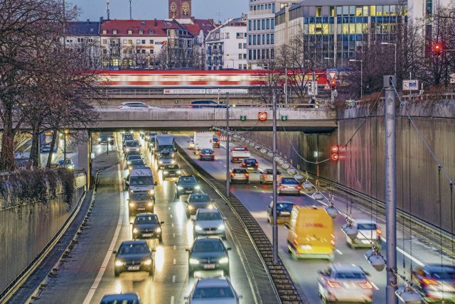 In Großstädten macht der eigene PKW oft nicht gerade mobil. Doch auch auf der Schiene bewegt sich oft zu wenig.