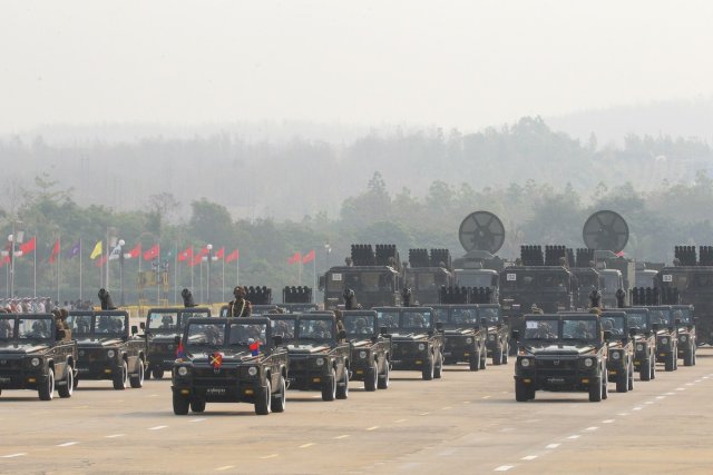 Parade mit Satellitentechnik des Militärs in Myanmar von 2021.