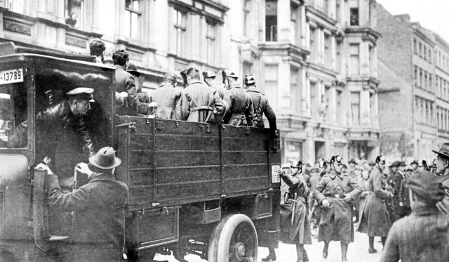 Erst kam die Polizei, dann der Mob: Razzia im Berliner Scheunenviertel 1923, wo es im November des Jahres zum Pogrom kommt.
