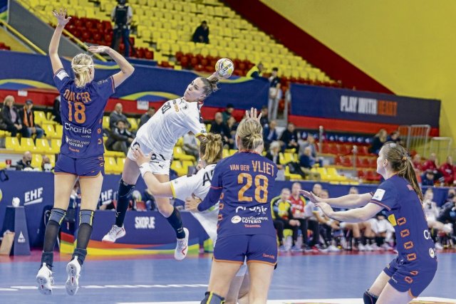 Deutschlands Handballerinnen um Emily Bölk (am Ball) sollen bei der Heim-WM 2025 zu Stars werden, damit ihnen junge Mädchen nacheifern.