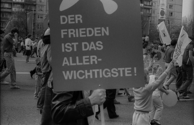 Die Regierung war die offizielle Friedensbewegung der DDR, da sollte es nichts neben geben (Erster Mai 1987 Berlin)