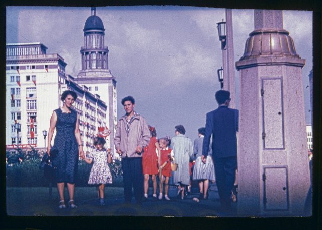 Alice Zadek mit ihrer Tochter Ruth und ihrem Neffen David Hopp auf der Stalinallee (Karl-Marx-Allee), Berlin, ca. 1956; Jüdisches Museum Berlin, Schenkung von Ruth Zadek