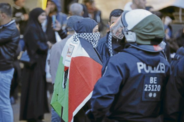 Seit dem 7. Oktober werden durch die Berliner Polizei fast alle propalästinensischen Versammlungen verboten und palästinensische Flaggen kriminalisiert.