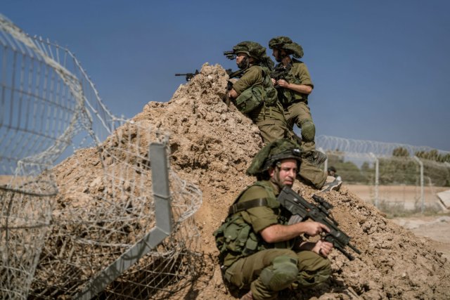 Israelische Soldaten patrouillieren am Gazastreifen. Noch hat die Armee die Grenze zum Herrschaftsgebiet der Hamas nicht überschritten.