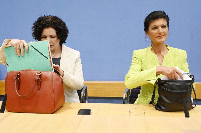 Liegen der Linksfraktion weiter auf der Tasche: Amira Mohamed Ali und Sahra Wagenknecht bei der Gründung ihres Partei-Vereins.
