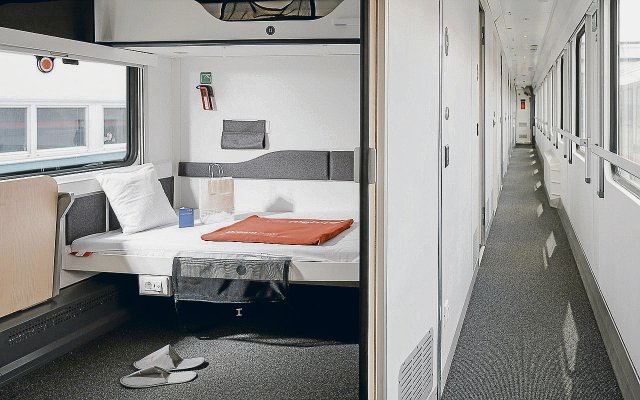 Gleichzeitig Zug und Hotel: komfortables Abteil in einem ÖBB-Schlafwagen