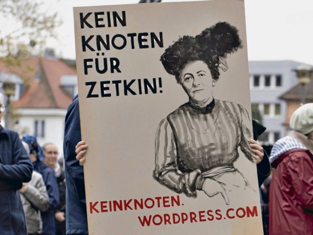 Plakat bei einer Demonstration gegen die Stigmatisierung Zetkins in Tübingen.