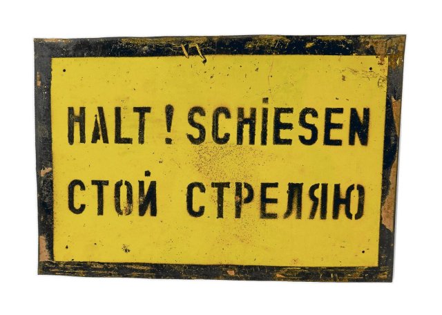 Koffer von Rafkat Latypow, einem ehemaligen Sowjetsoldaten in der DDR (oben).Nicht nur wegen falscher Schreibweise sind solche Schilder nicht ernstgenommen worden (unten).