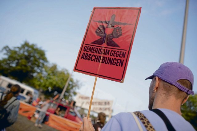 Abschiebungen sollen auch auf EU-Ebene forciert werden. Ende September protestierten in Berlin viele Menschen dagegen.