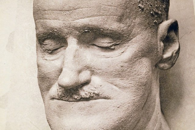 Im MoLi findet sich zwar nicht das Original, aber immerhin eine Fotografie der Totenmaske von James Joyce.