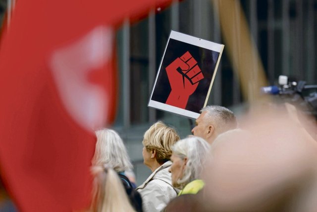 Leiden unter gewerkschaftsfeindlichen Strategien im Betrieb: Beschäftigte gehen in Köln gegen Union Busting auf die Straße.