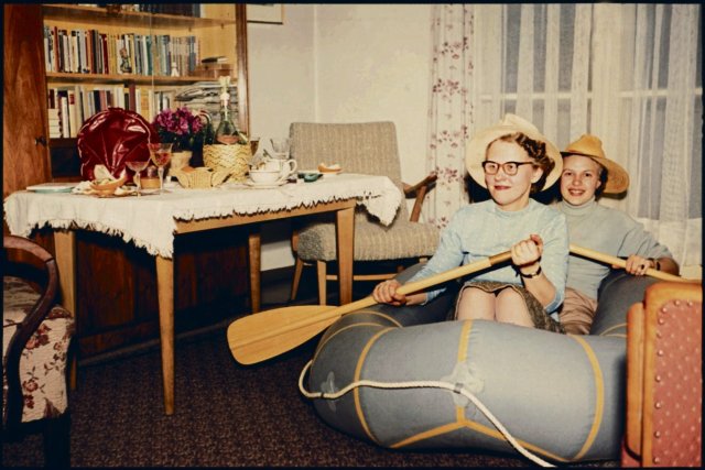 Szene aus einem Unrechtsstaat? DDR-Bürgerinnen beim Sommerurlaub im Wohnzimmer, ca. 1960,