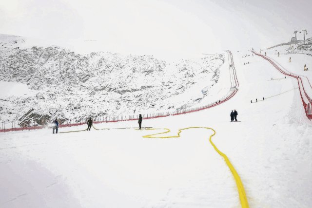 Trübes Tal: Rechtzeitig zum Start der alpinen Weltcup-Saison fiel in Sölden Schnee. Die Kritik an Rennen im Oktober aber bleibt.