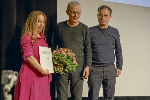 Stella Assange und Laudator Thomas Heise bei der Preisverleihung in Berlin