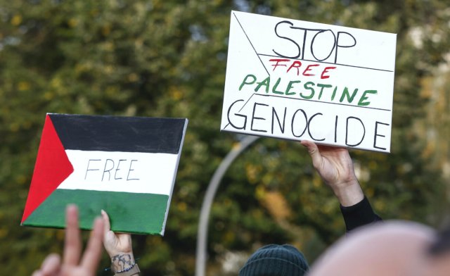 Schilder auf der Demonstration gegen das wochenlange Bombardement Israels im Gazastreifen am Samstag in Berlin.