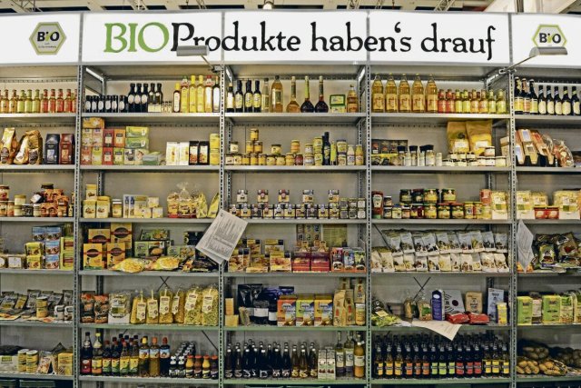 Ein Regal voller Bioprodukte: Um die mitunter unübersichtliche Kennzeichnung von Lebensmitteln ging es in der vergangenen Sitzung des Bürger*innenrats Ernährung.
