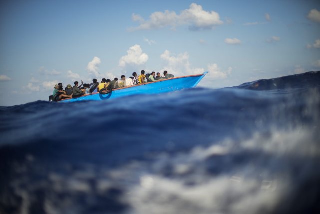 Geflüchtete im Mittelmeer südlich der italienischen Insel Lampedusa: Immer wieder müssen Bootsflüchtlinge gerettet werden – oder ertrinken im Meer.