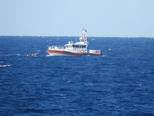 Die libysche Küstenwache attackiert ein sinkendes Boot mit vier Leichen an Bord.
