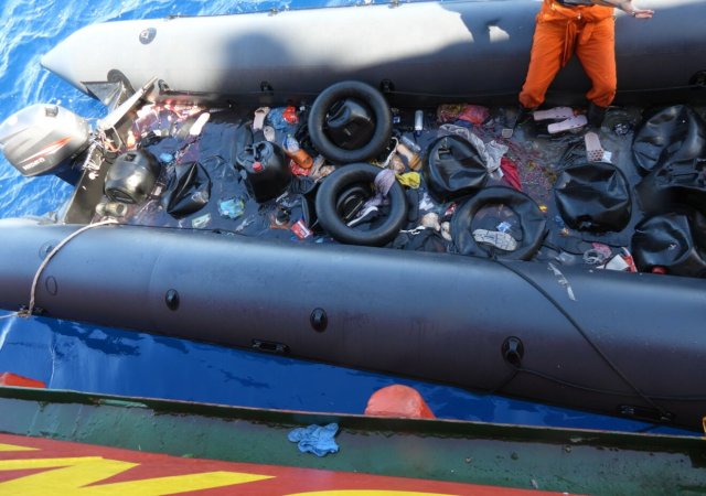Die 48 Überlebenden und vier Toten dieses Schlauchbootes sollte die »Sea-Eye 4« unter Androhung von Gewalt nicht an Bord nehmen dürfen.