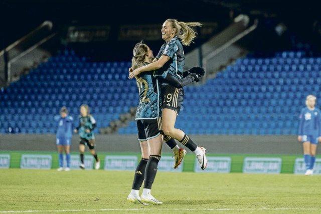 Klara Bühl (r.) feierte ihren glücklichen Treffer zum 2:0 kurz vor Spielende in Reykjavik wie eine Erlösung.