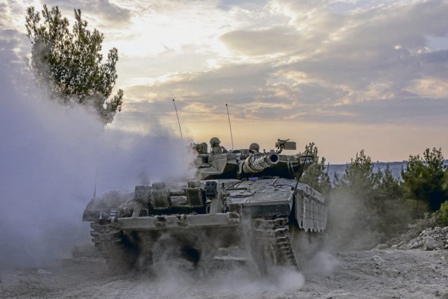 Ein israelischer Panzer bewegt sich auf die libanesische Grenze im Norden Israels zu.