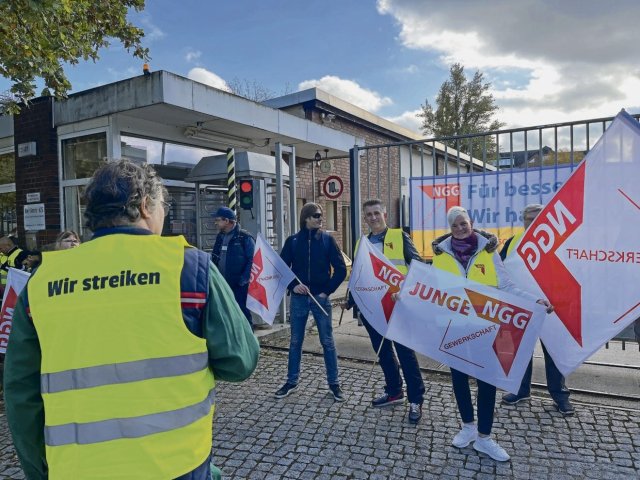 Das Wetter steht auf der Seite der Arbeit: Streikposten vor dem Werk der Berliner KS Fleisch- und Wurstwaren GmbH in Spandau