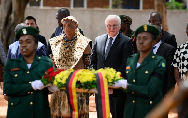 Zusammen mit Nachfahren der Helden des Maji-Maji-Krieges legte Bundespräsident Frank-Walter Steinmeier am 1. November im tansanischen Songea einen Kranz für die von den deutschen Kolonialherren ermordeten Aufständischen nieder.