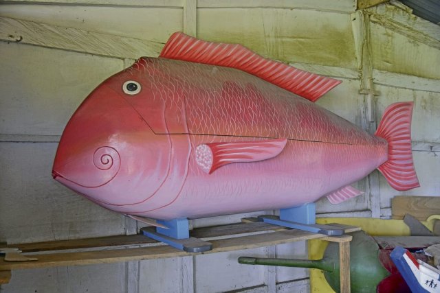 Die Sargformen nehmen Bezug auf das Leben der verstorbenen Person. Fischformen wie der Rote Tilapia sind beliebt.