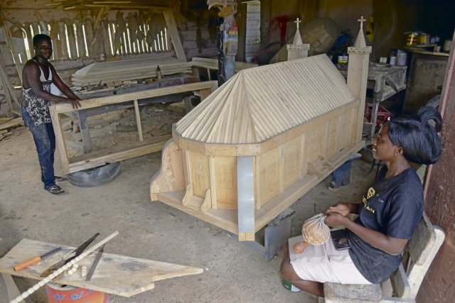 Geselle Kwaku (links) hat im Auftrag eines Priesters einen Sarg in Form einer Kirche gefertigt. Meist werden die Särge schon zu Lebzeiten bestellt.
