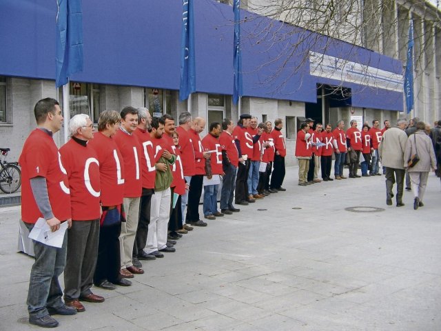 »Solidarität statt Konkurrenz«. Picketline vor der Daimler-Aktionärskundgebung 2006 am ICC