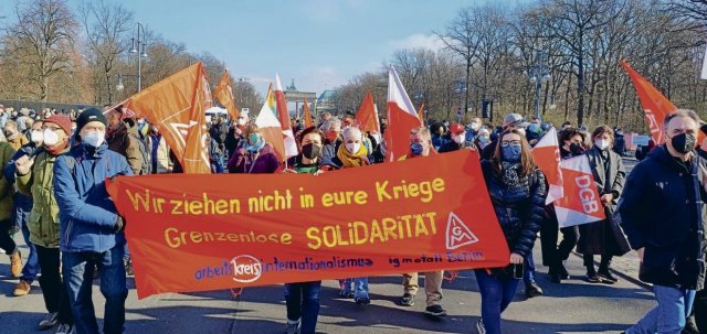 Proletarische Solidarität als Antwort auf Kriegsgetrommel: links am Transparent Jochen Gester