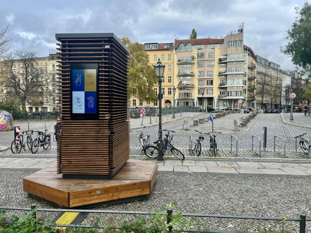 Der Lärmomat an der Admiralbrücke in Kreuzberg hat die vergangenen drei Monate Luft gefiltert und auf zu hohe Lautstärke hingewiesen. Jetzt wird er abgebaut.