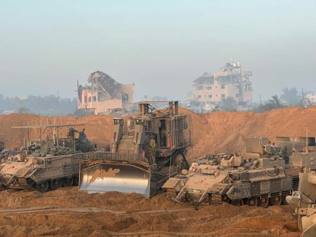Israelische Truppen im Gazasteifen: Der IWF warnt, dass der Krieg internationale Investoren aus dem Nahen Osten vertreiben wird. Bemerkenswert stabil steht dagegen aus der Sicht internationaler Kreditgeber Israel da.