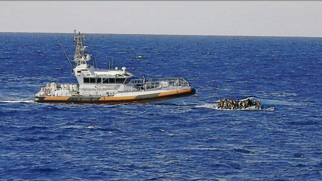 Das Schiff der libyschen Küstenwache umkreist das überladene Schlauchboot und bedroht die Flüchtlinge. Die italienischen Behörden forderten von der Hilfsorganisation eine Strafe von 3000 Euro, weil sie den libyschen Anweisungen nicht Folge geleistet haben soll.