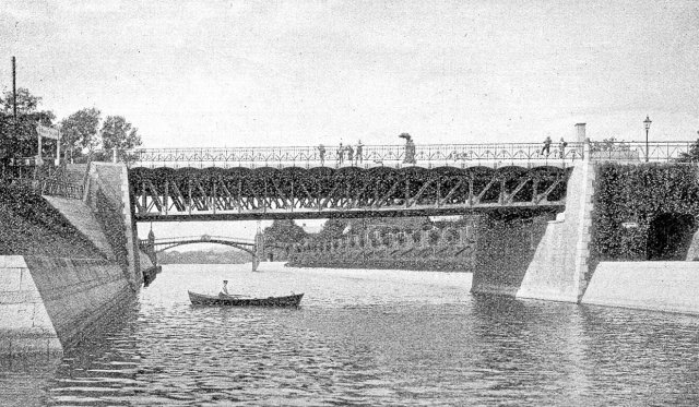 Die alte Enver-Pascha-Brücke im Jahr 1906. Die gemauerten Teile am Ufer stehen noch.