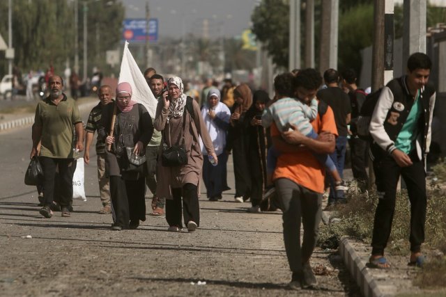 Palästinenser fliehen mit einer weißen Fahne auf der Salah Al-Din Straße aus Gaza-Stadt in den südlichen Gazastreifen. Etliche Bewohner des Gazastreifens sind israelischen Informationen zufolge am Dienstag mit weißen Fahnen in der Hand in den Süden des Küstengebiets geflohen.