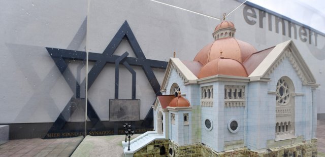 Das Modell der 1938 zerstörten Gothaer Synagoge, Teil einer Gedenkstätte an ihrem früheren Standort