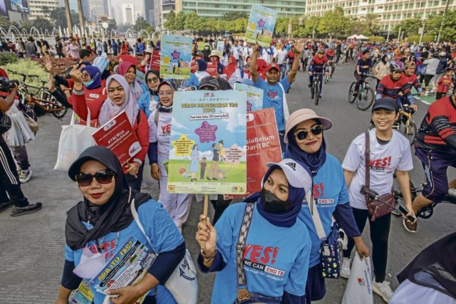 Aktivistinnen der indonesischen Kampagne für TB-Eliminierung fordern mehr Anstrengungen im Kampf gegen die Krankheit.