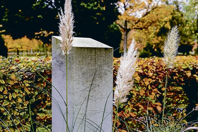 Frisch eingeweiht: Das Grabdenkmal zu Ehren Hans Littens auf dem Pankower Friedhof