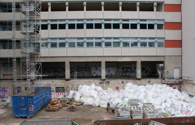 An der Rückseite des Gebäudes An der Urania 4-10 werden schadstoffbelastete Materialien in Säcken isoliert.