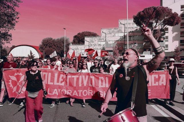 Fehlende Lautstärke ist ihre Schwäche nicht: Fabrikkollektiv und Mitstreiter demonstrieren am 30. September mit der Klimabewegung gegen den Flughafenausbau in Florenz.