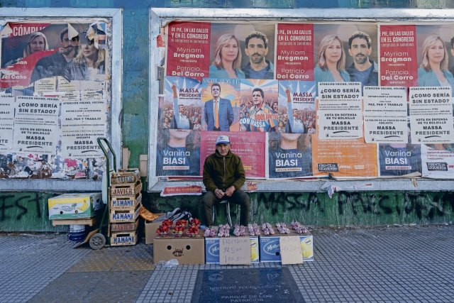 Die Armut ist in Argentinien sichtbar geworden: Ein Straßenverkäufer bietet nur wenige Waren an.