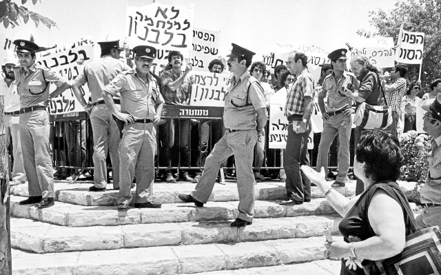 Nahost-Konflikt, 80er-Jahre-Edition: Jüdische und arabische Israelis protestieren vor dem Haus des damaligen Premierministers Menachem Begin gegen den Libanon-Krieg.