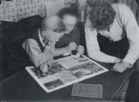 Erich Meinhold: Drei Generationen lesen in der »Arbeiter Illustrierten Zeitung« (1931)