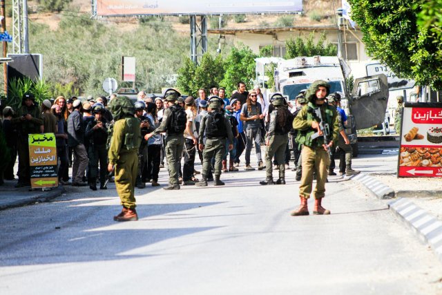 Israelische Soldaten zwischen Siedlern und Palästinensern: So wie hier in Deir Sharaf sieht es bei Konflikten oft nicht aus.