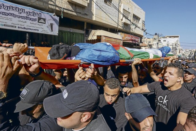 Trauernde tragen einen der vier Palästinenser, die am 6. November im Flüchtlingslager Tulkarem im Westjordanland von israelischen Streitkräften getötet wurden.