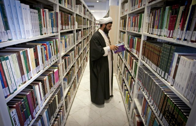 Ein Geistlicher in der Universität in Ghom. Ihr Präsident soll mit den iranischen Revolutionsgarden verbandelt sein.