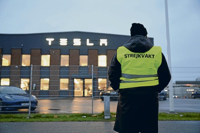 Streikposten vor dem Tesla-Service-Center in Segeltorp südlich von Stockholm