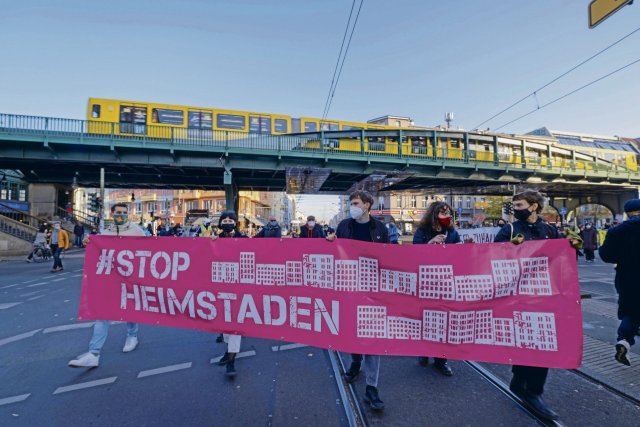 Heimstaden kaum zu stoppen: Seit dieser Demonstration 2020 hat sich der Konzern Tausende Wohnungen und immer mehr Geld seiner Mieter unter die Nägel gerissen.